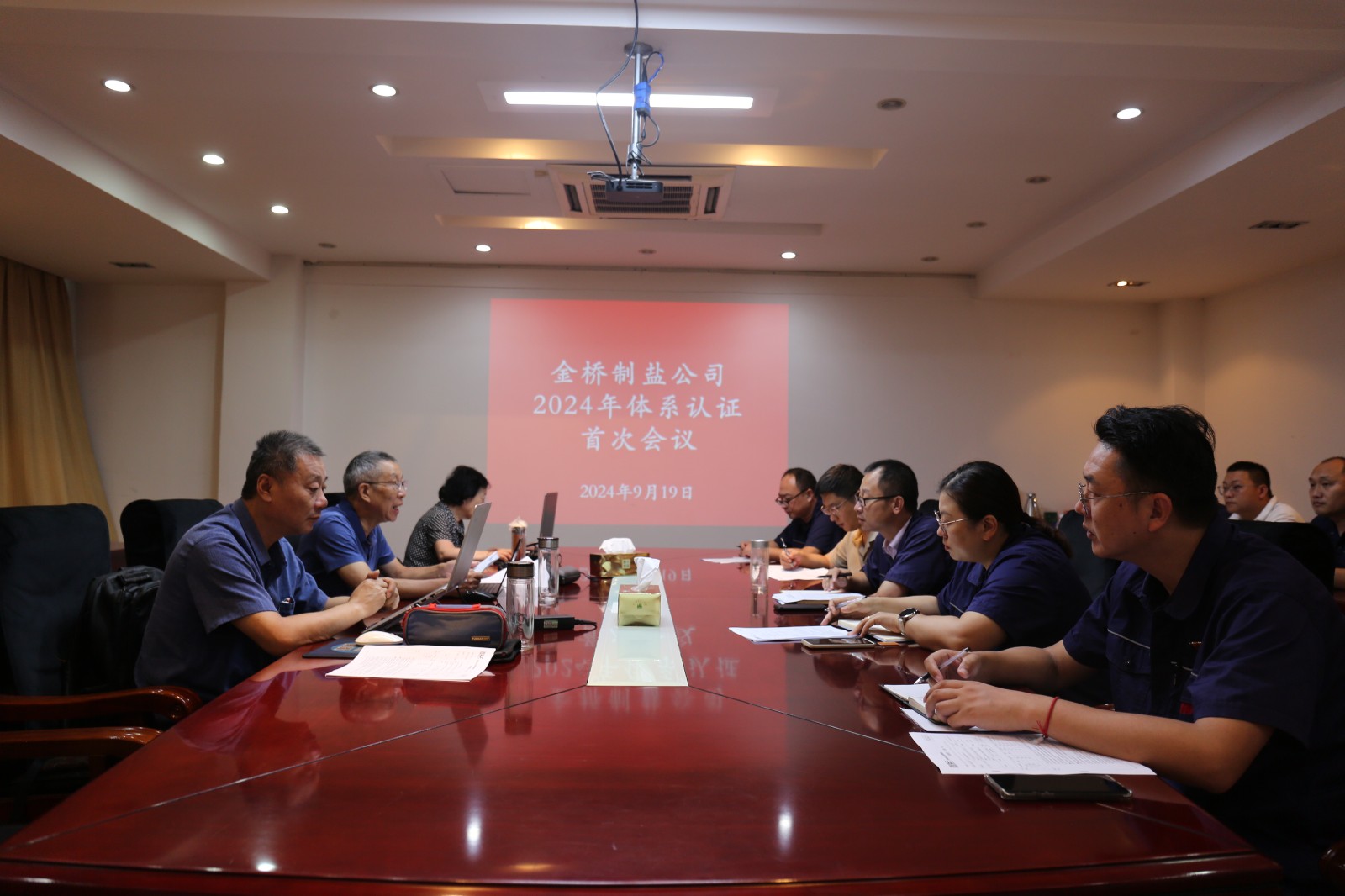 近日，金橋制鹽公司通過北京世標(biāo)認(rèn)證中心審核，給予食品安全管理體系、環(huán)境管理體系和職業(yè)健康安全管理體系認(rèn)證“保持認(rèn)證資格”的監(jiān)督審核結(jié)論，給予質(zhì)量管理體系認(rèn)證“再次注冊”的再認(rèn)證審核結(jié)論。通過審核，是對公司精細化管理成果的檢驗，促進公司內(nèi)控管理水平持續(xù)提升。（李曉月）